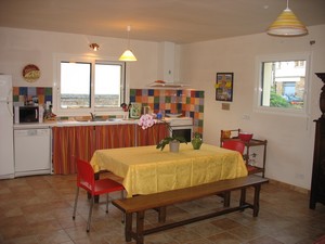 notre location de vacances en bretagne poss�de un espace cuisine soign� et convivial